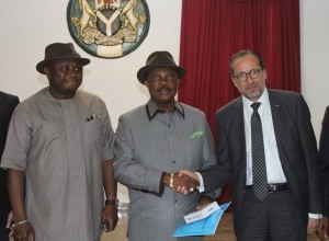 Obiano flanked by ACDA MD and Dr Kamal Azner